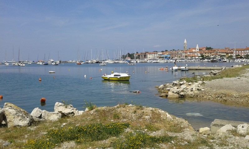 Eine Shar-Ianta mit Blick auf das Städtchen Izola